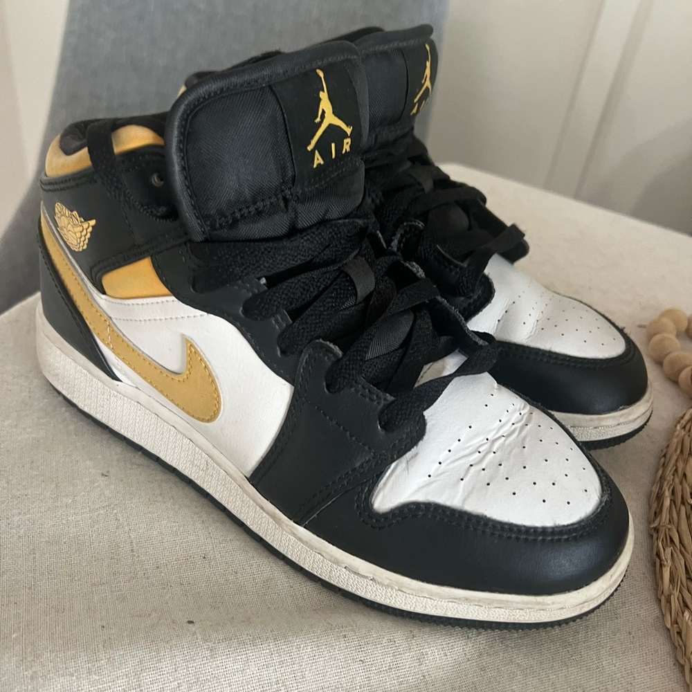 Nike Air Jordan 1 Mid GS White Pollen Black Yellow 554725-177 size 5.5 Youth